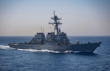 Ракетный эсминец Arleigh Burke ВМС США держит курс на Черное море