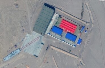 Китайцы «стреляют» по огромным моделям американских авианосцев 