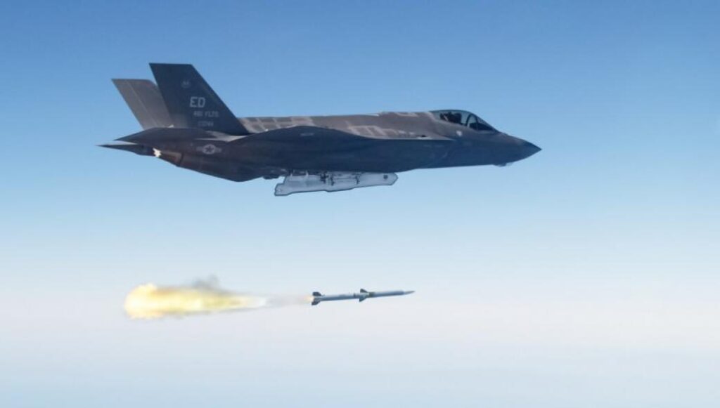 Завершены первые испытания ракеты AIM-120 AMRAAM F3
