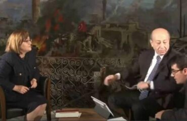 Турецкий журналист жестко толкает техника в прямом эфире (видео) 