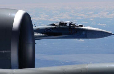 Истребители Су-27 и Су-30 сопроводили американские самолеты-разведчики от российских границ