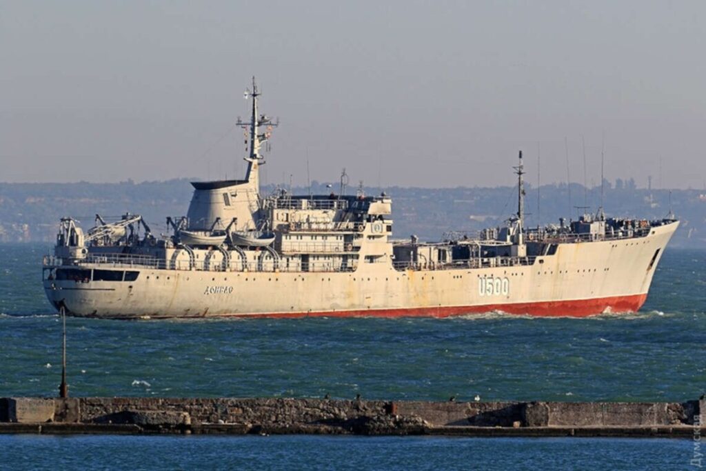 Корабль Донбасс” ВМС Украины, не реагируя на предупреждения, взял курс на Керченский пролив