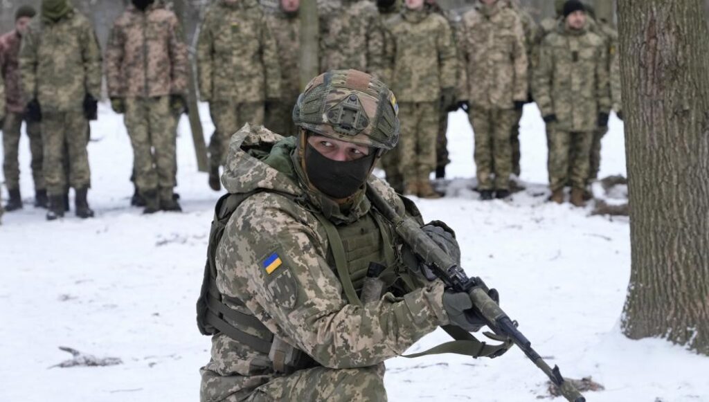 Украинский военный расстрелял пятерых сослуживцев, после чего сдался (видео)