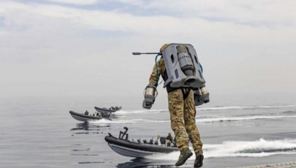 Британцы тренируются с реактивным ранцем Jetpack – как Джеймс Бонд