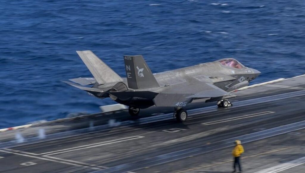 Видео с места крушения F-35 в момент приземления на USS Carl Vinson