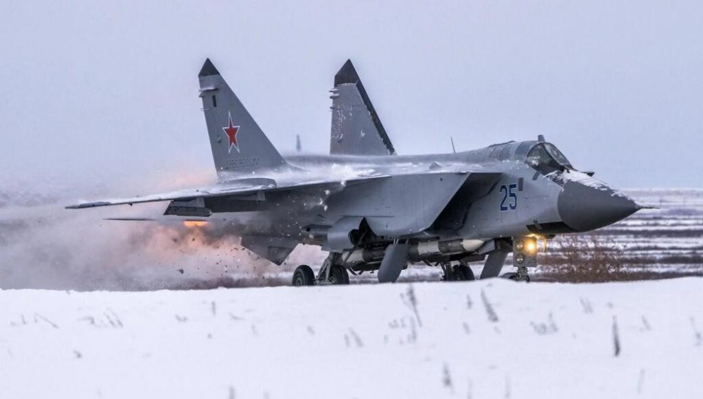Россия: сверхзвуковой истребитель МиГ-31 выкатился за пределы взлетно-посадочной полосы