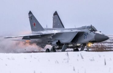 Россия: сверхзвуковой истребитель МиГ-31 выкатился за пределы взлетно-посадочной полосы