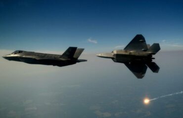 Американцы соединяют F-22 и F-35 через KC-46