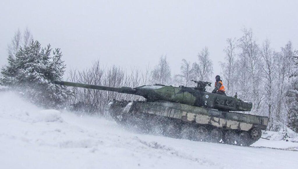 Финляндия: Leopard 2A6 тренируются на льду и снегу (видео)