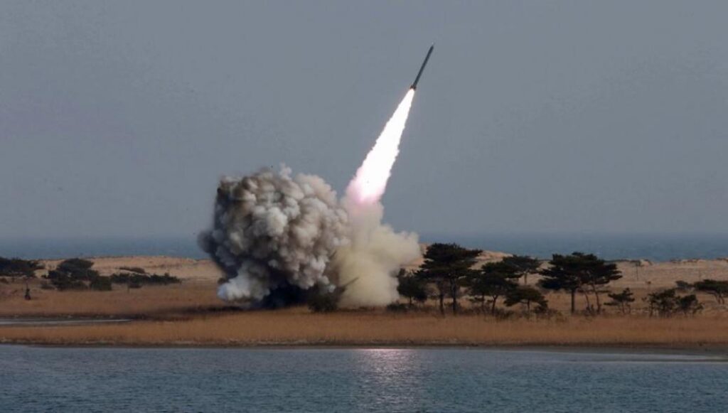 Северная Корея провела еще одно испытание: две «неопознанные» ракеты