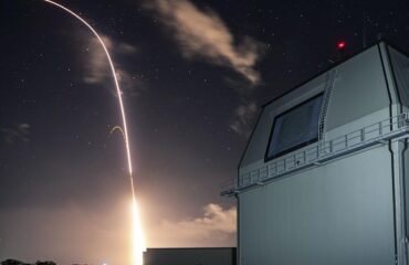 Видео: Перехват двух баллистических ракет хуситов над Абу-Даби 