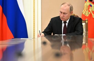 Президент России Владимир Путин подписал Указ о признании суверенитета Донецкой и Луганской народных республик