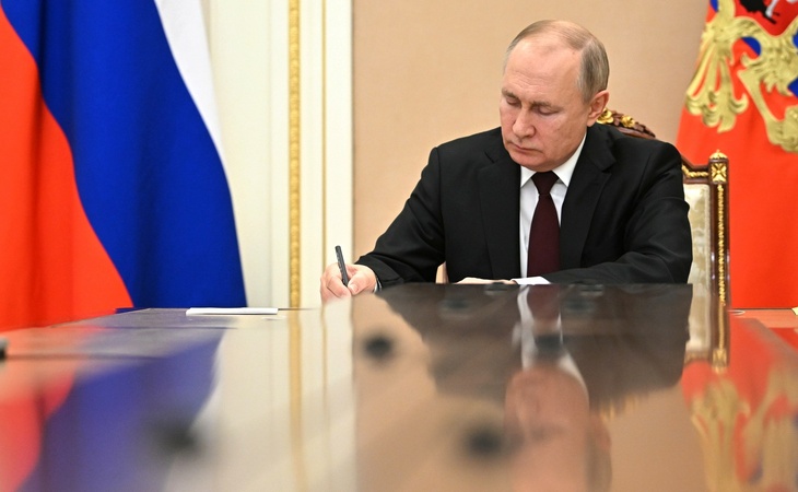 Президент России Владимир Путин подписал Указ о признании суверенитета Донецкой и Луганской народных республик