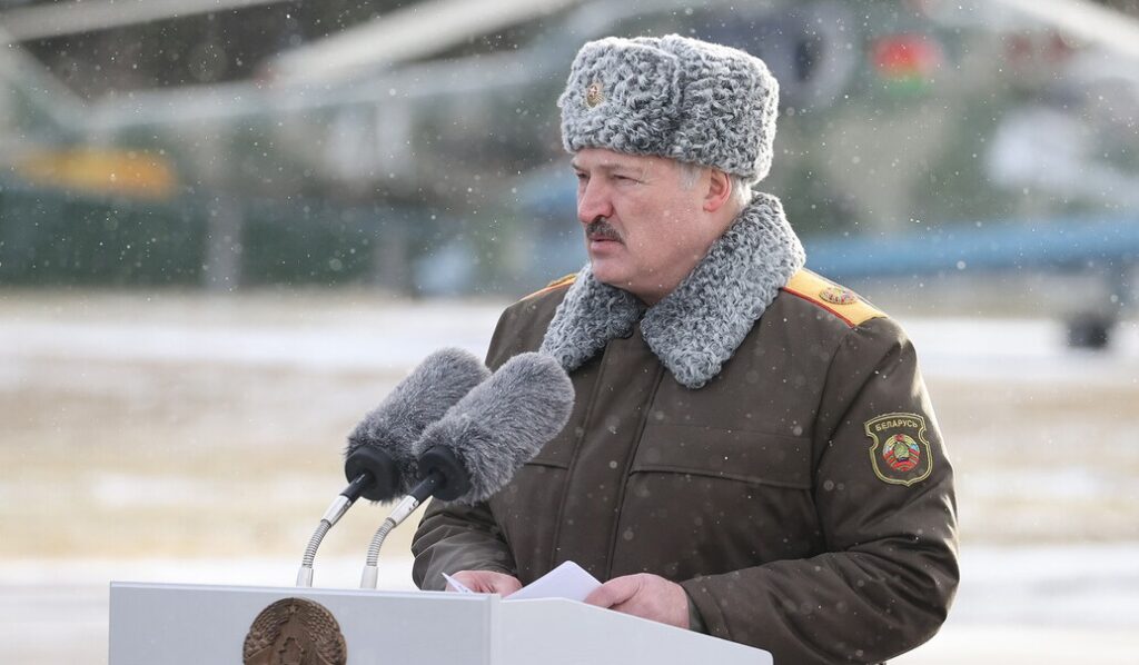 Лукашенко пригрозил Западу, что будет “вечным президентом” и что разместит в Белоруссии “сверхъядерное” оружие
