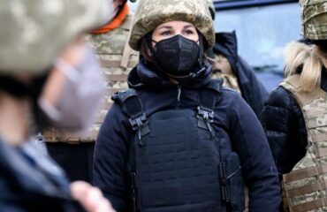 На войне как на войне: министр иностранных дел Германии побывала на «фронте» востока Украины в каске и бронежилете