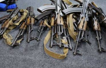 Киевский режим массово и бесконтрольно раздает оружие мирным жителям