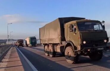 Автоколонна с военной техникой проехала по Крымскому мосту