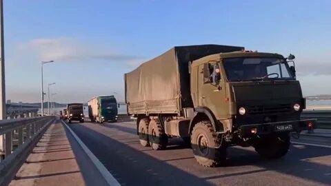 Автоколонна с военной техникой проехала по Крымскому мосту