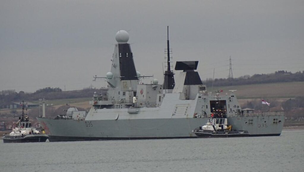 С лучшего корабля RN – HMS Dragon – убирают боеприпасы для обслуживания