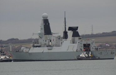 С лучшего корабля RN – HMS Dragon – убирают боеприпасы для обслуживания