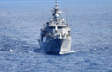 Совместная тренировка греческого фрегата SPECAI с группой НАТО Standing NATO Maritime Group 2