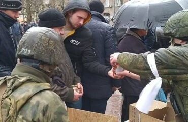 Российские военные доставили гуманитарную помощь в пригород Чернигова