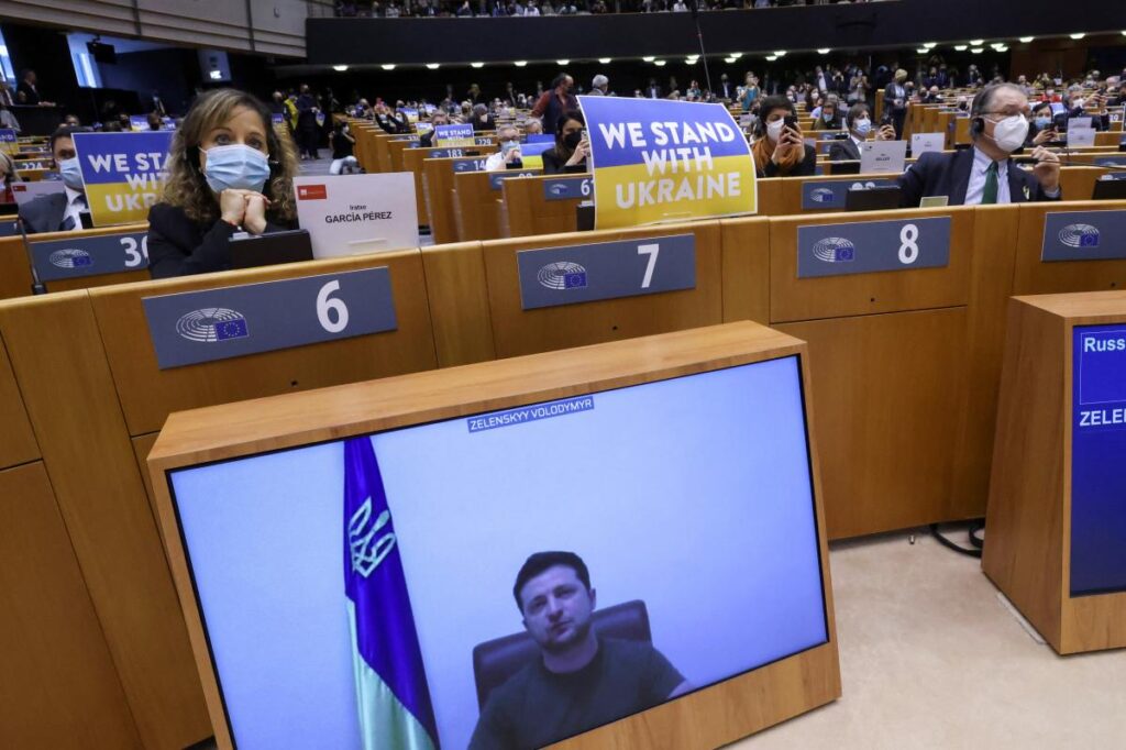 Зеленскому рукоплескал Европарламент: украинский президент просится в ЕС