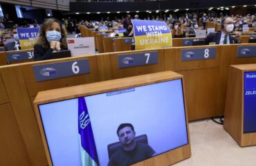 Зеленскому рукоплескал Европарламент: украинский президент просится в ЕС