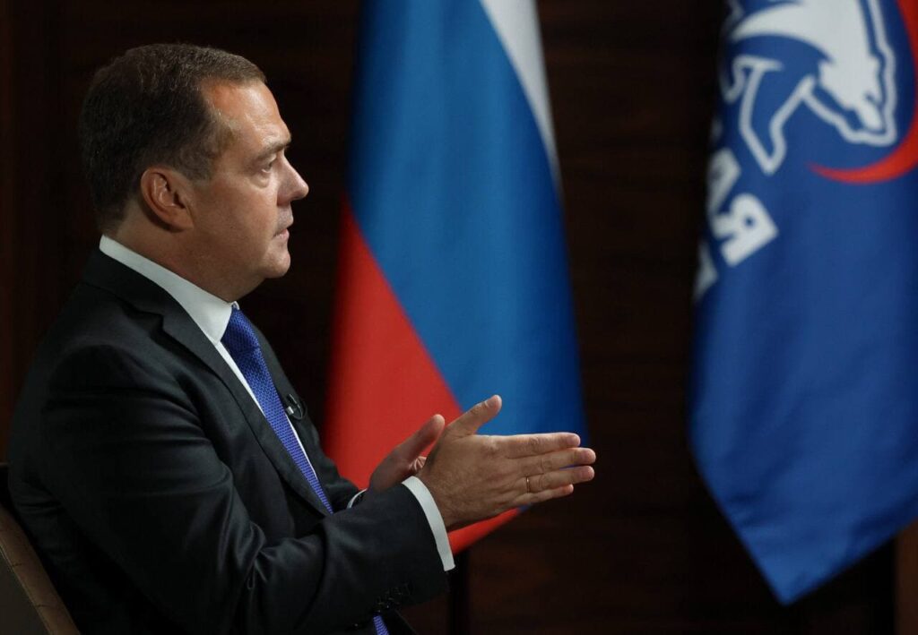 Медведев: “Мы будем и дальше бороться за тот миропорядок, который устраивает РФ и наших граждан”