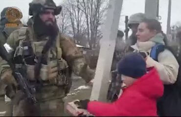 Российские силы освобождают мирных жителей в Мариуполе