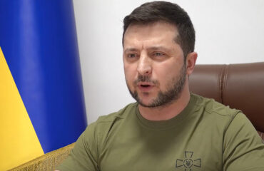 Символическая футболка защитного цвета Зеленского: мода пошла в народ