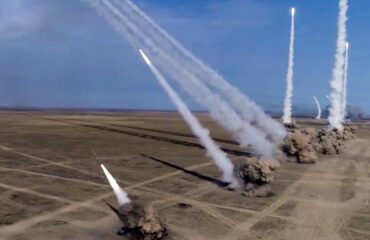 Видео: ракетный обстрел 132-й украинского батальона в Житомире 