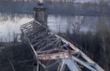 Разрушен мост через Десну, объединяющий Чернигов и Киев