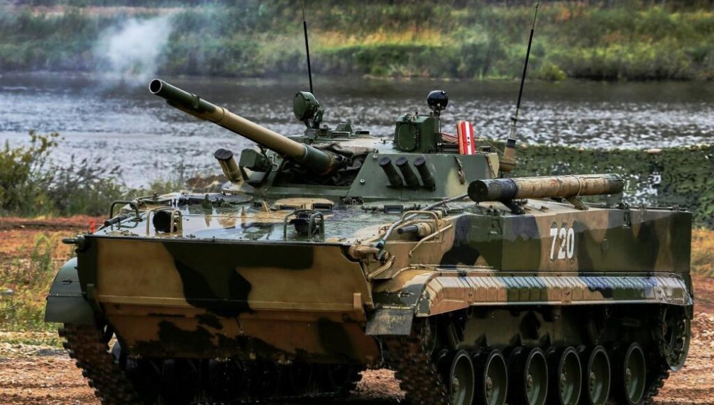 Видео: российские БМП-3 проходят через железную дорогу на Украине