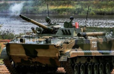 Видео: российские БМП-3 проходят через железную дорогу на Украине