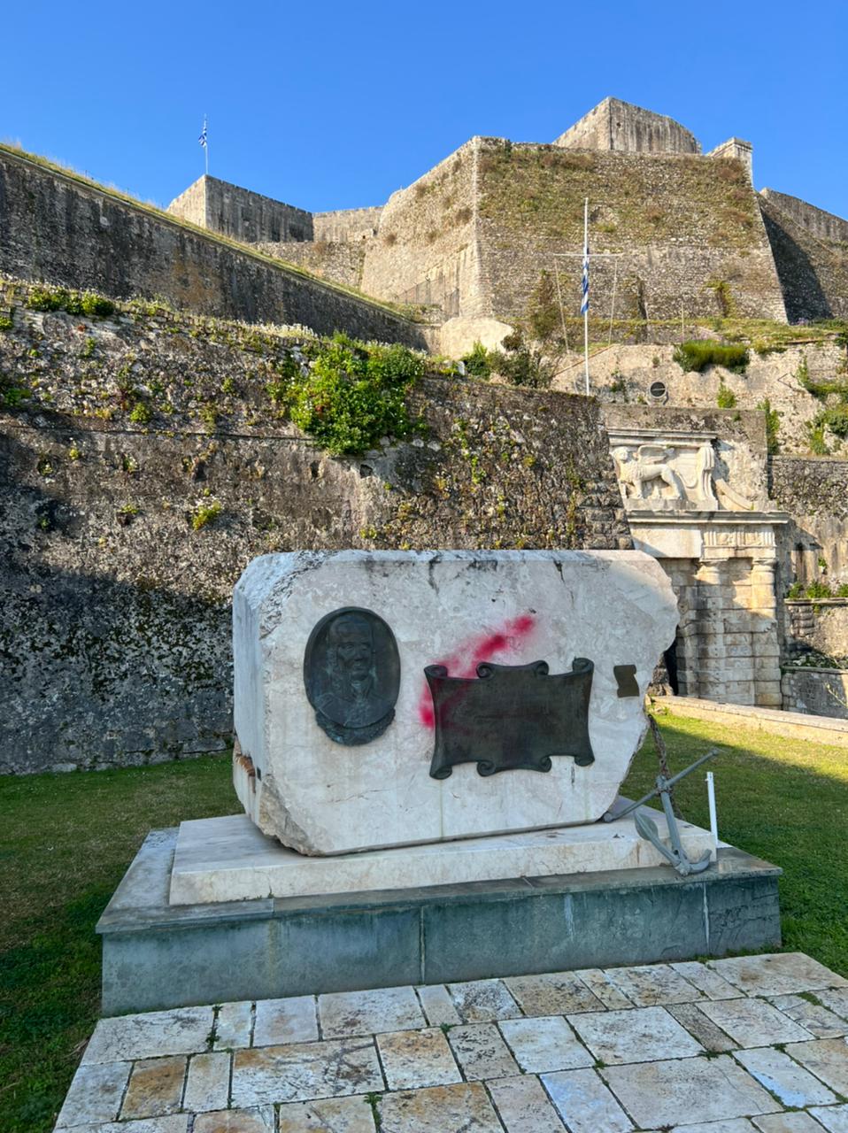 Памятник ушакову на острове корфу