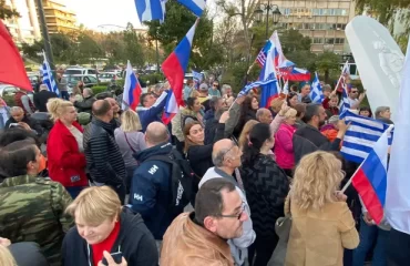 Украинцы напали в Афинах на семилетнюю девочку с российским флагом, избили и травмировали ее