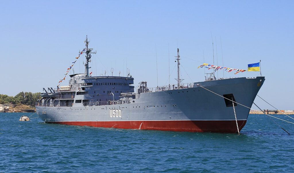 В порту Мариуполя украинские боевики подожгли корабль Донбасс”
