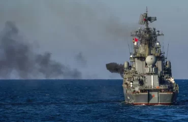 При буксировке затонул российский ракетный крейсер “Москва”