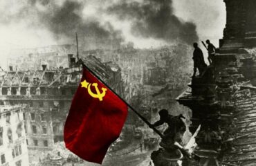 30 апреля 1945 г. в ходе штурма Рейхстага на его фасаде было установлено первое Красное знамя