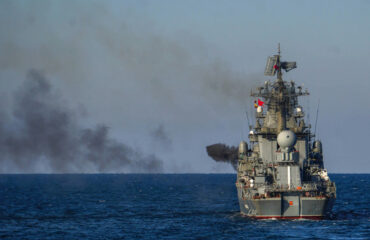 Минобороны России: Крейсер «Москва» отбуксируют в порт 