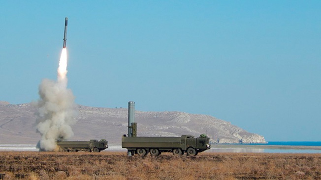 Ракетный комплекс «Бастион» произвел запуск двух высокоточных ракет «Оникс» на Украине