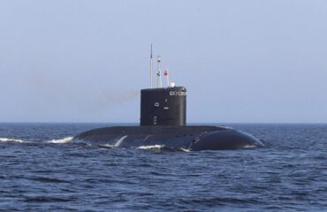 Российская подводная лодка «Кило» загружает на борт крылатые ракеты «Калибр» в порту Севастополя