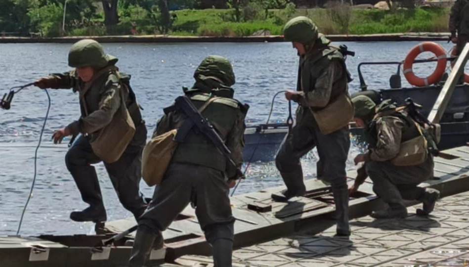 Минобороны России поделилось кадрами движения боевой техники по понтонной переправе