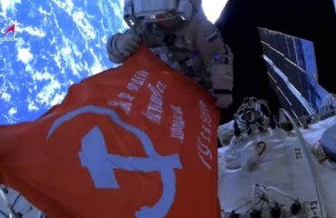 Космонавты Роскосмоса развернули знамя Победы в открытом космосе (видео)