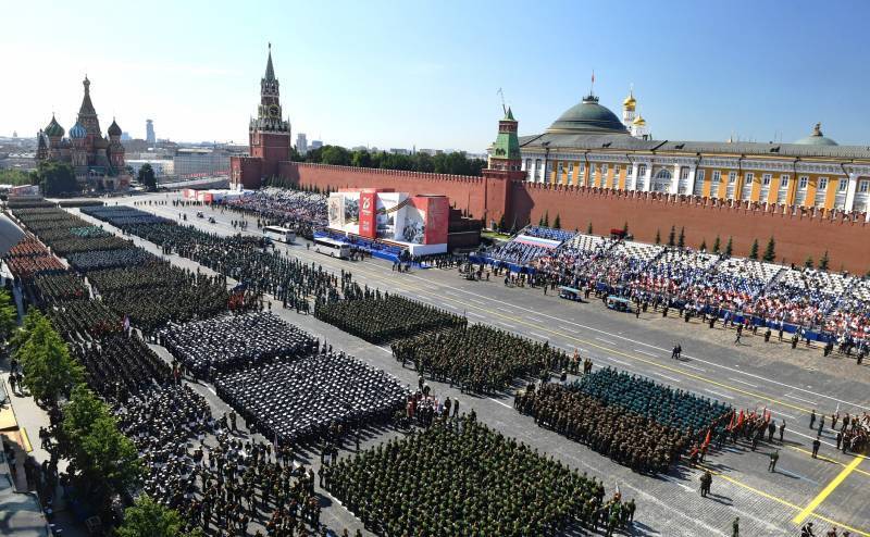 Москва готовится к годовщине Великой Победы 9 мая: военная техника и символ «Z» на улицах (видео)