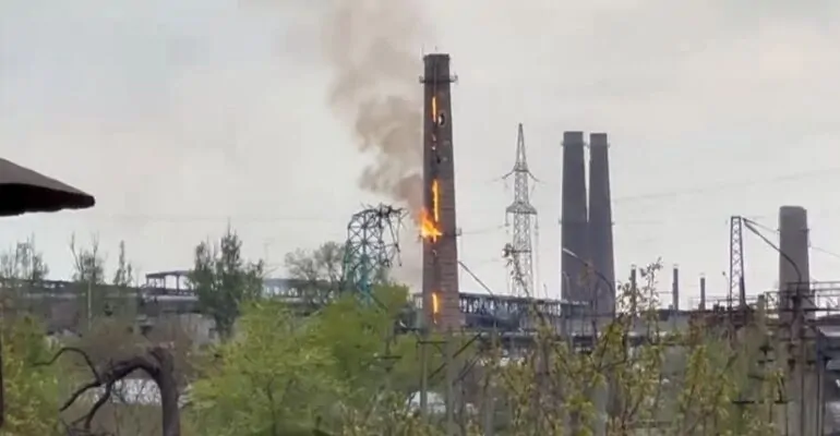Подразделения ДНР и ВС РФ отрабатывают по “Азовстали” удары установки разминирования УР-77 или, как ее еще называют, «Змея Горыныча» (видео)
