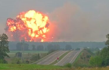 Украинские военные взорвали мост в Северодонецке, чтобы остановить наступление российских сил