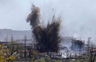 Из подвалов “Азовстали” вышли первые десять украинских боевиков, подняв белый флаг