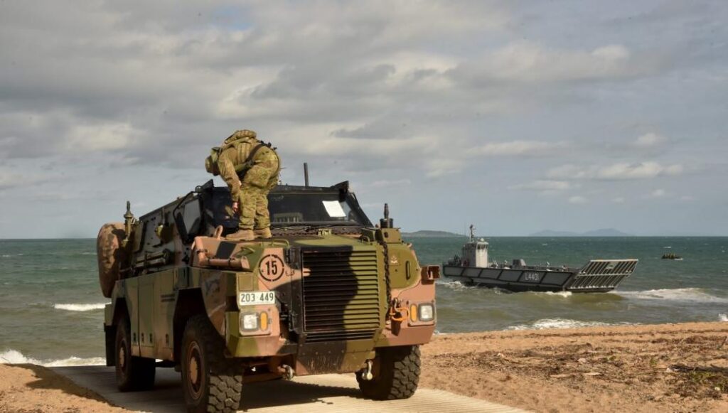 Австралийские бронированные машины Bushmaster прибыли на фронт Донбасса